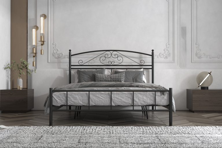 Gizem ornate headboard detail